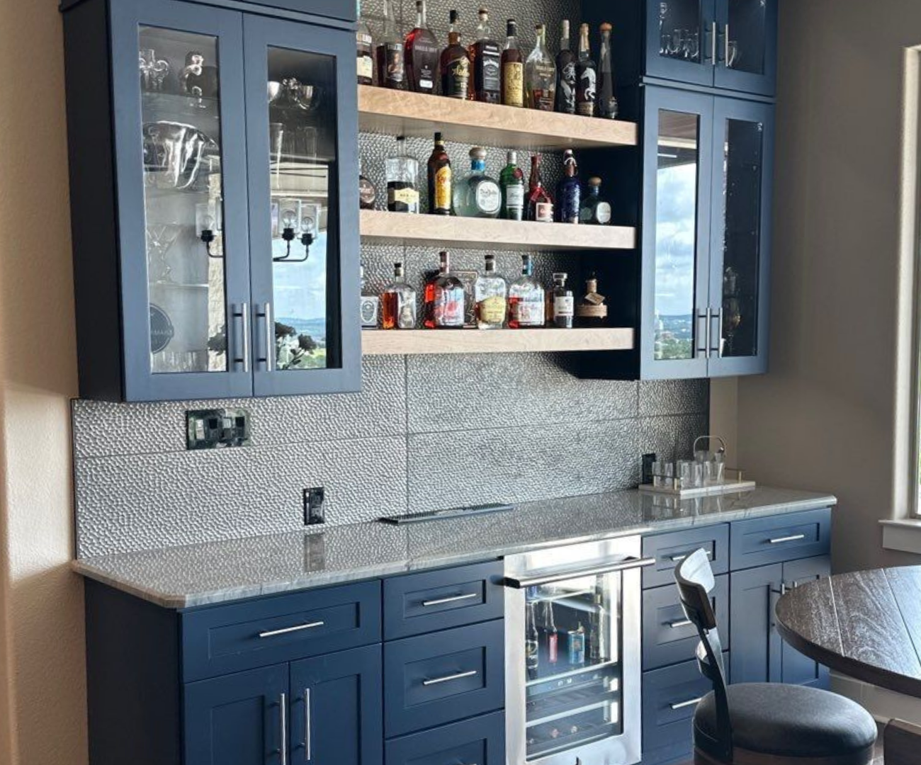 Lakeside kitchen and dining room remodel featuring drink bar